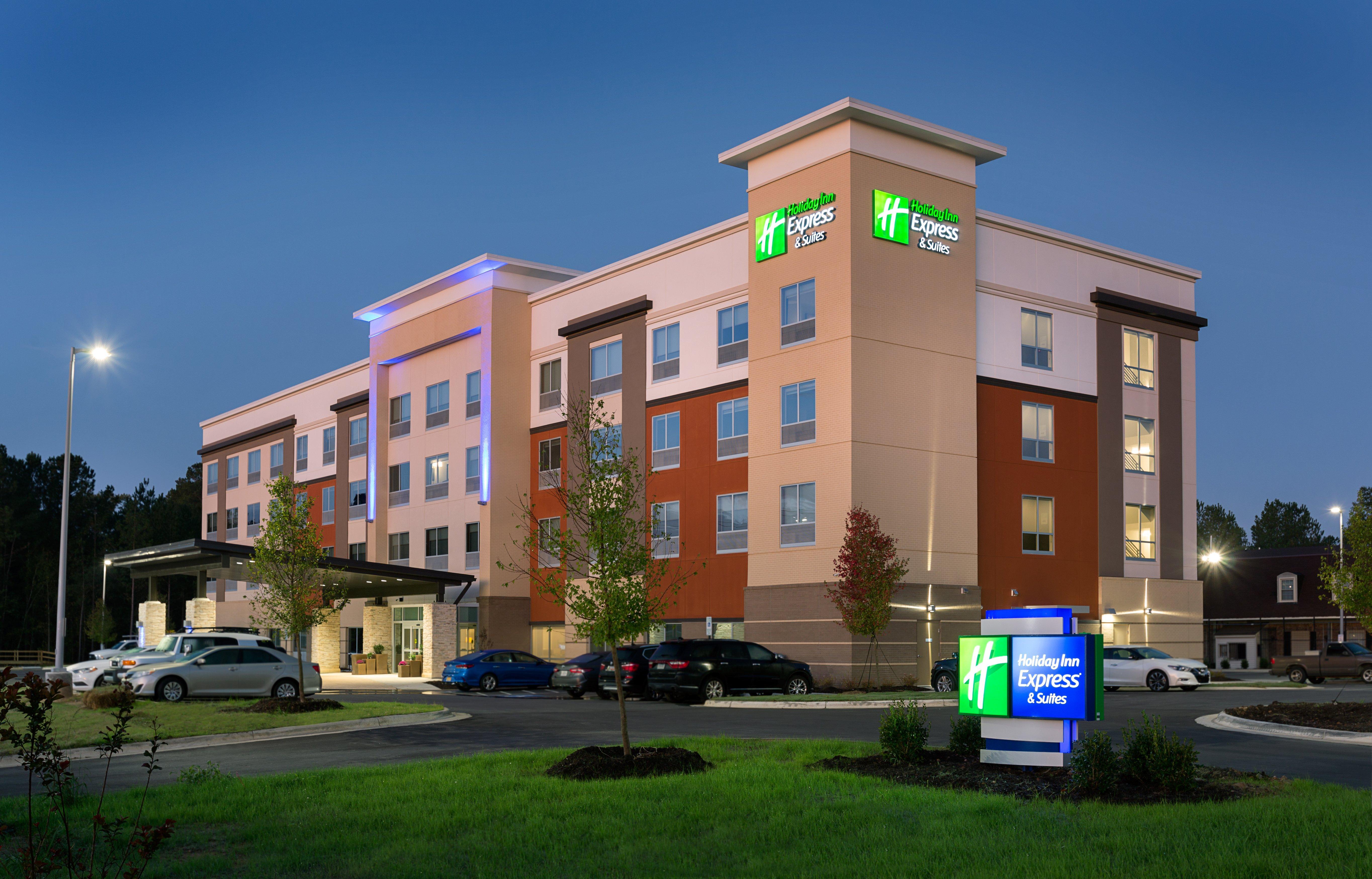 Holiday Inn Express & Suites - Fayetteville South By Ihg Exterior photo