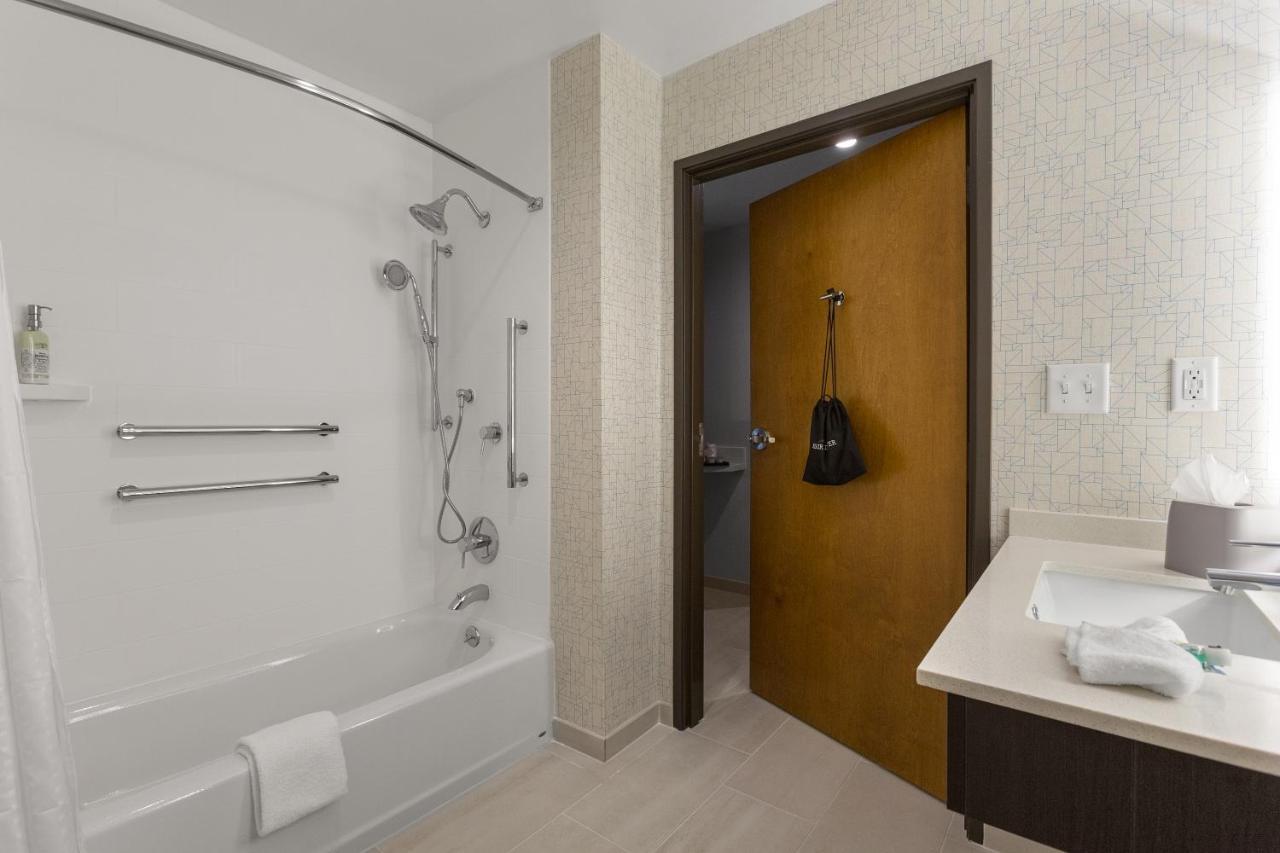 Holiday Inn Express & Suites - Fayetteville South By Ihg Room photo